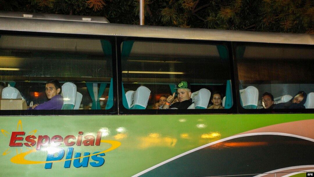 Los autobuses que transportan a 184 migrantes cubanos desde El Salvador hasta la frontera entre Guatemala y México parten del aeropuerto Oscar Arnulfo Romero.