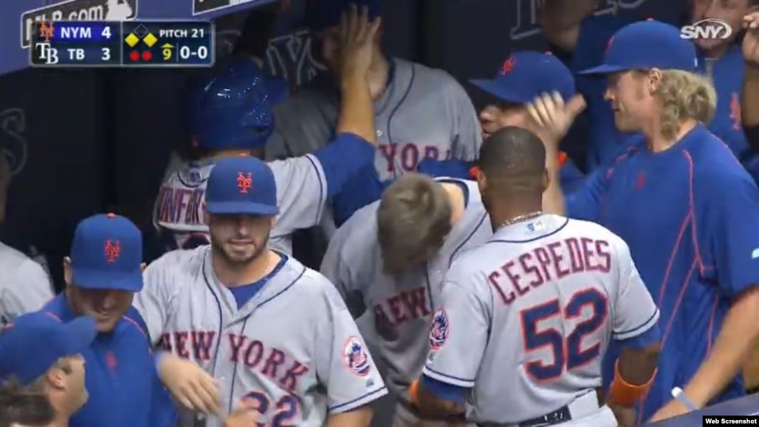 Céspedes en el dugout de los Mets.