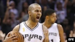 Tony Parker de los Spurs celebra celebra la victoria de su equipo ante los Mavericks.