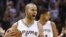 Tony Parker de los Spurs celebra celebra la victoria de su equipo ante los Mavericks.