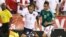 El jugador de México Jesús Zavala (d) disputa un balón con Clint Dempsey (c) de Estados Unidos.