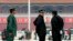 Archivo - Policías vigilan las entradas y salidas en la plaza de Tiananmen, en Pekín, China.