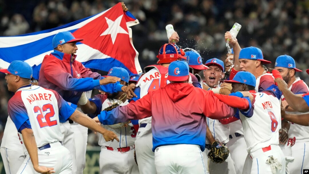 Los jugadores cubanos celebran después de derrotar a Australia en su partido de cuartos de final del Clásico Mundial de Béisbol en el Domo de Tokio, el miércoles 15 de marzo de 2023. (Foto AP/Eugene Hoshiko).