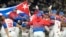 Los jugadores cubanos celebran después de derrotar a Australia en su partido de cuartos de final del Clásico Mundial de Béisbol en el Domo de Tokio, el miércoles 15 de marzo de 2023. (Foto AP/Eugene Hoshiko).