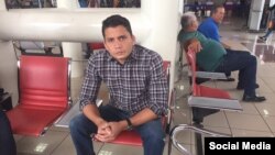 Eliécer Avila en el Aeropuerto Internacional José Martí de La Habana.