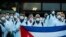 La delegación de médicos cubanos que viajó a Italia a su llegada a Milán. (AP Photo/Antonio Calanni)