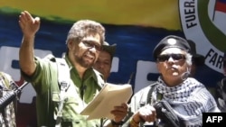 Iván Márquez (izq) y el fallecido Jesús Santrich, ex jefes de las guerrillas FARC en Colombia. (AFP/Archivo)