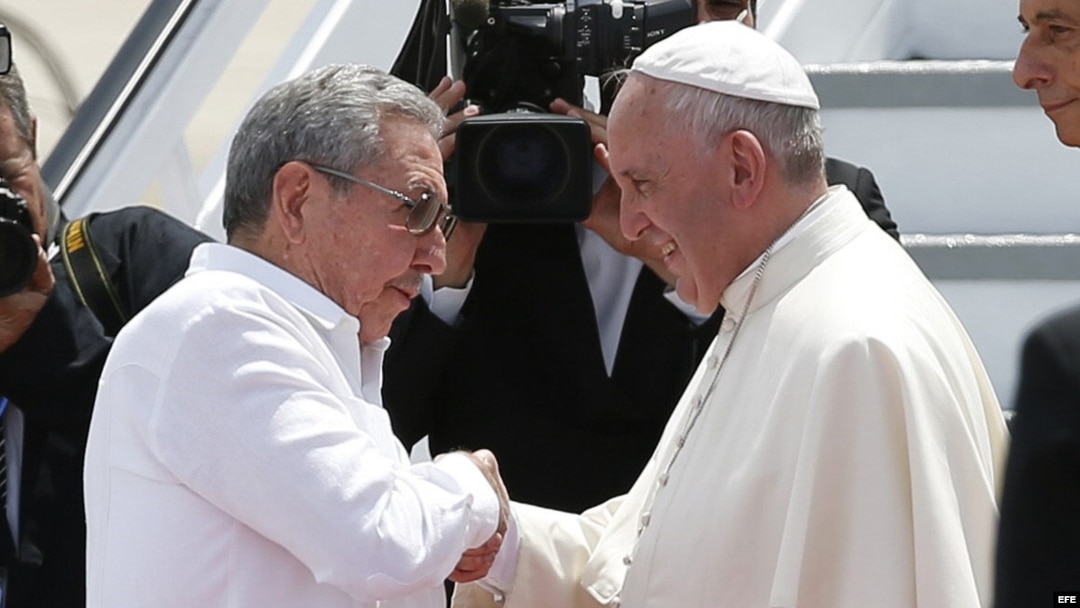 El papa Francisco (d) se despide de Raúl Castro en el aeropuerto Antonio Maceo.