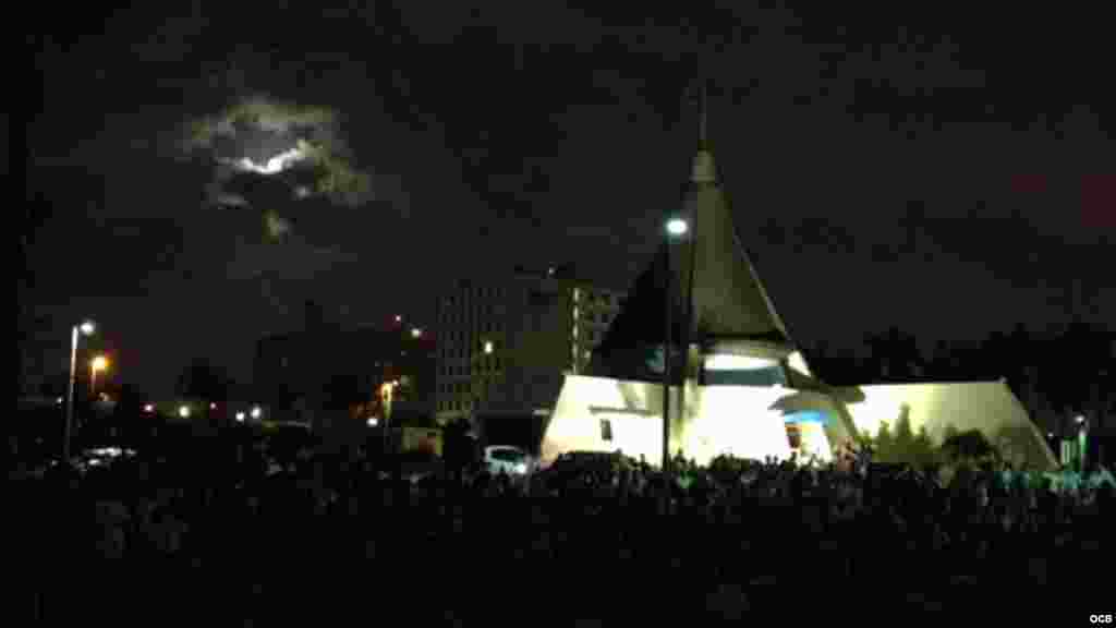 Creyentes esperan el comienzo de la misa antes del amanecer, en las afueras de la Ermita de la Caridad del Cobre.