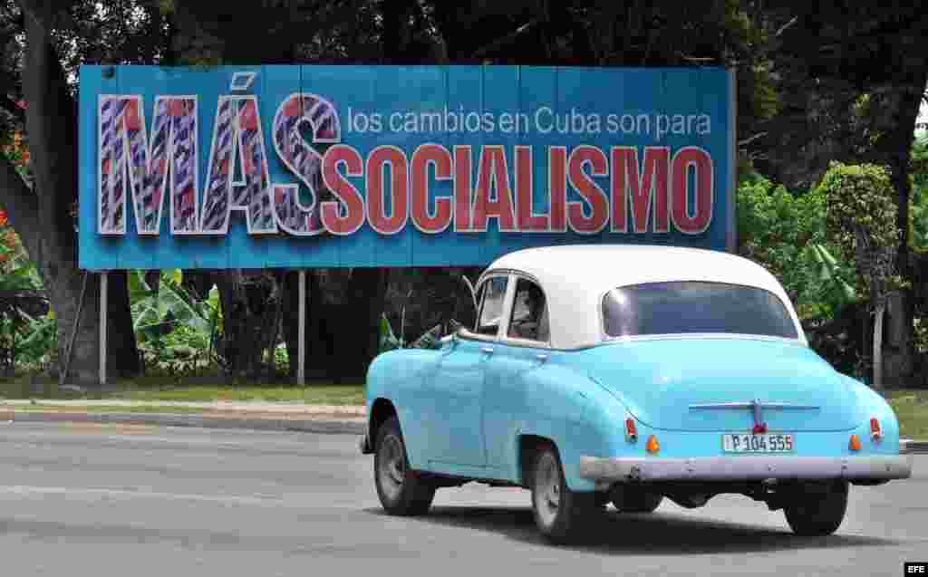 Auto estadounidense pasea por las calles de La Habana.