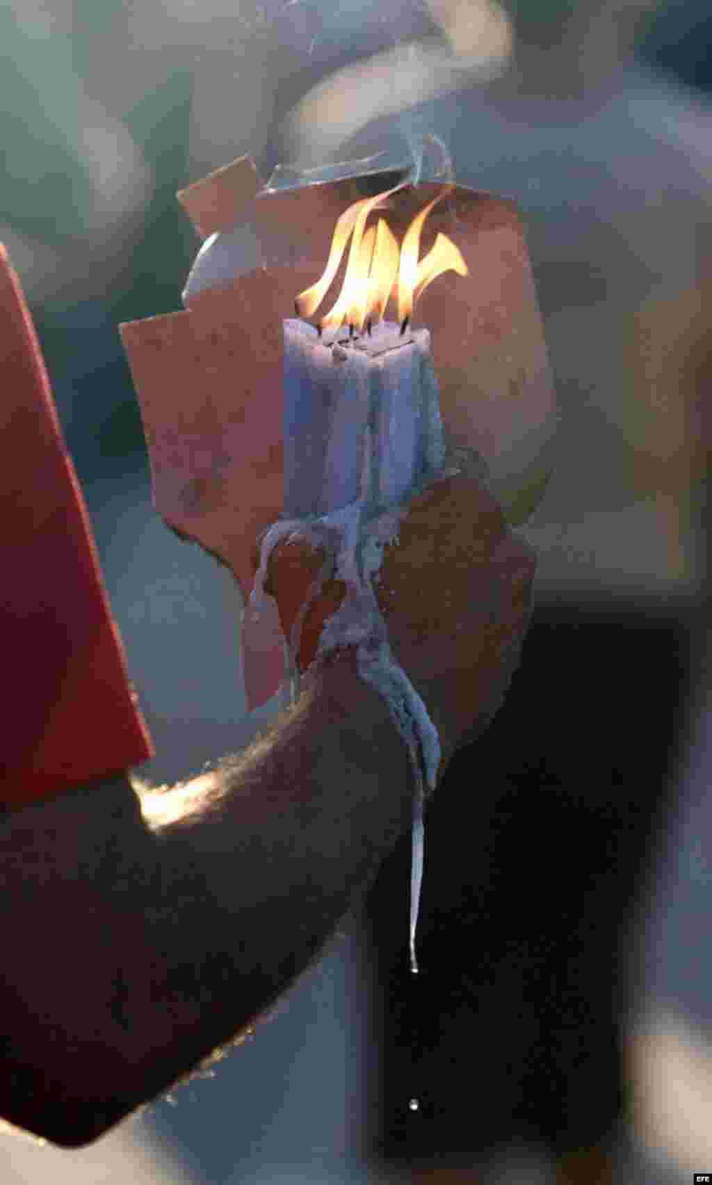 &nbsp;Una vez en el templo, los creyentes y pagadores de promesas depositaban su ofrenda al santo y rezaban, mientras el p&uacute;blico se renovaba incesantemente. 