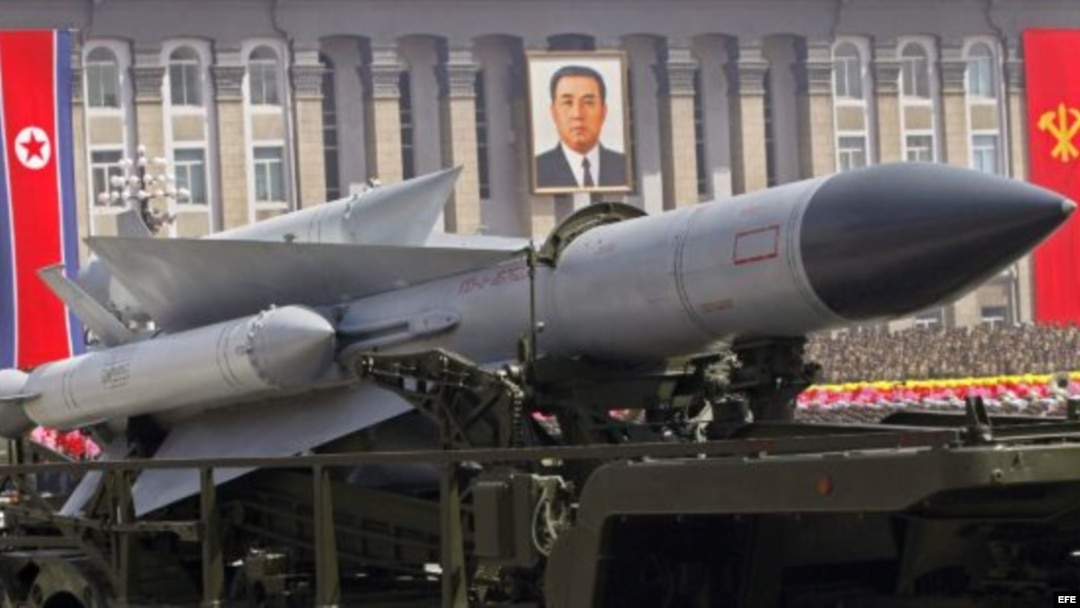  Fotografía facilitada por la agencia norcoreana NCNA de un misil tierra-aire durante el desfile militar celebrado en Piongyang el 15 de abril de 2014. EFE 