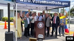 Oficiales electos  y activistas en rueda de prensa en el Departamento de Elecciones del Condado de Miami-Dade. (OCB)