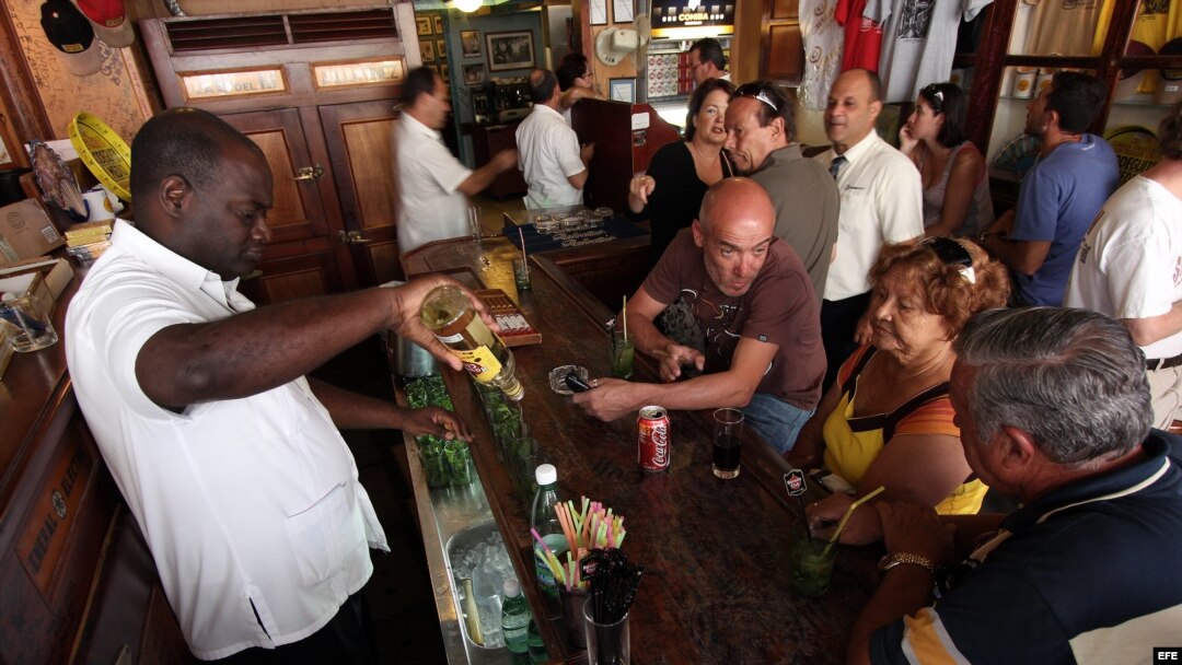 Un cantinero prepara unos mojitos en el famoso restaurante habanero "La Bodeguita del Medio" 