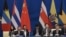 El ministro de Exteriores costarricense Manuel González Sanz (i), y su homólogo chino Wang Yi (d), en la primera reunión ministerial del foro China-CELAC, en Pekín.