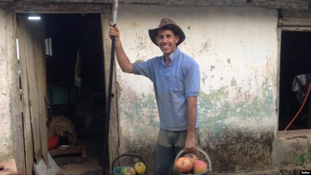 El científico cubano Ariel Ruiz Urquiola, en su finca de Viñales. 