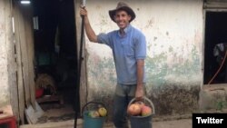 El científico cubano Ariel Ruiz Urquiola, en su finca de Viñales, antes de ser enjuiciado bajo el falso delito de "desacato". 