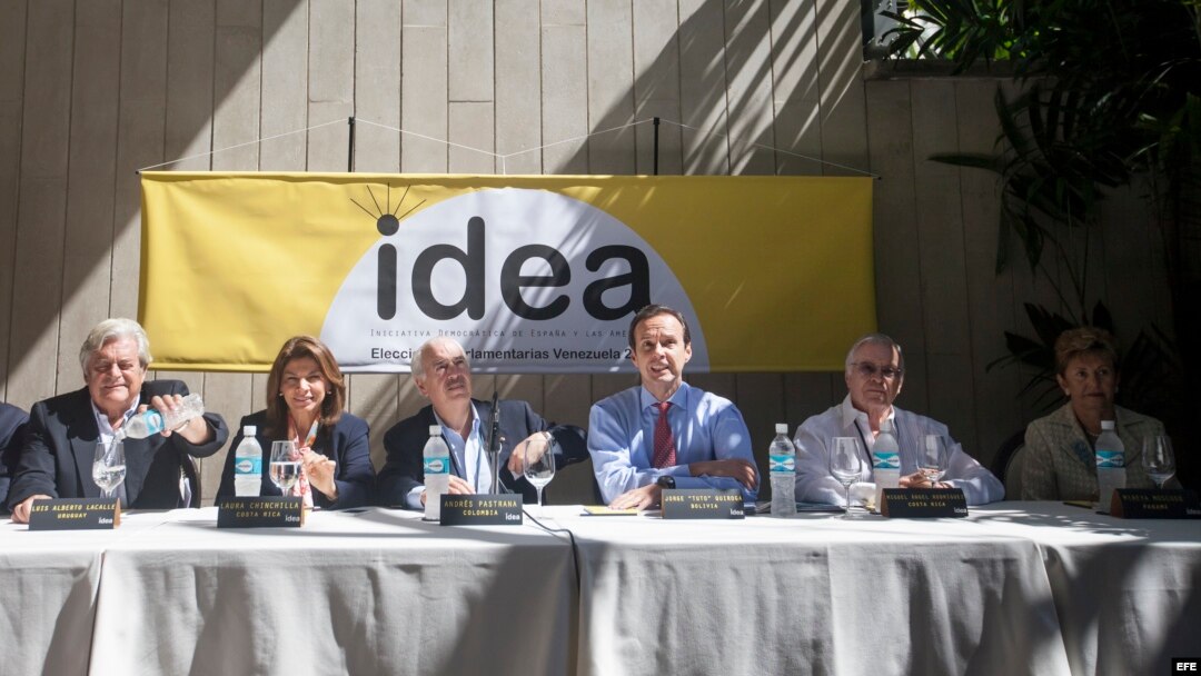 Los expresidentes Luis Alberto Lacalle (i) de Uruguay (1990-1995), Laura Chinchilla (2i) de Costa Rica (2010-2014), Andrés Pastrana (3i) de Colombia (1998-2002), Jorge Tuto Quiroga (3d) de Bolivia (2001-2002), Miguel Ángel Rodríguez (2d) de Costa Rica (19