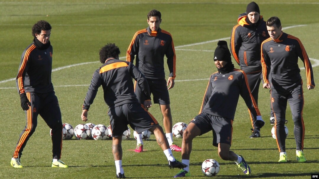 Los jugadores del Real Madrid, Pepe (i), Marcelo Vieira da Silva (2d), Carlos Henrique Casemiro (3d) y Gareth Bale (i), durante el entrenamiento del equipo celebrado en la Ciudad Deportiva de Valdebebas con motivo de la preparación previa al partido de la