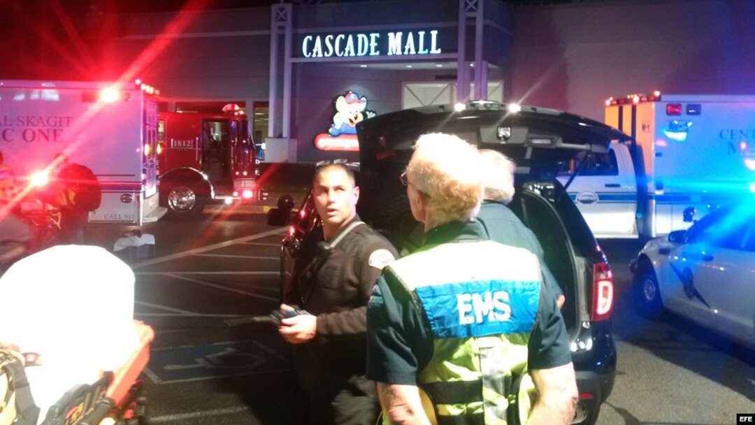 La policía patrulla en los alrededores del Cascade Mall, en Burlington.