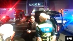 La policía patrulla en los alrededores del Cascade Mall, en Burlington.