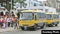 En julio de 2013 empezaron a funcionar en Cuba unas 123 cooperativas no agropecuarias, entre ellas algunas de transporte de pasajeros.