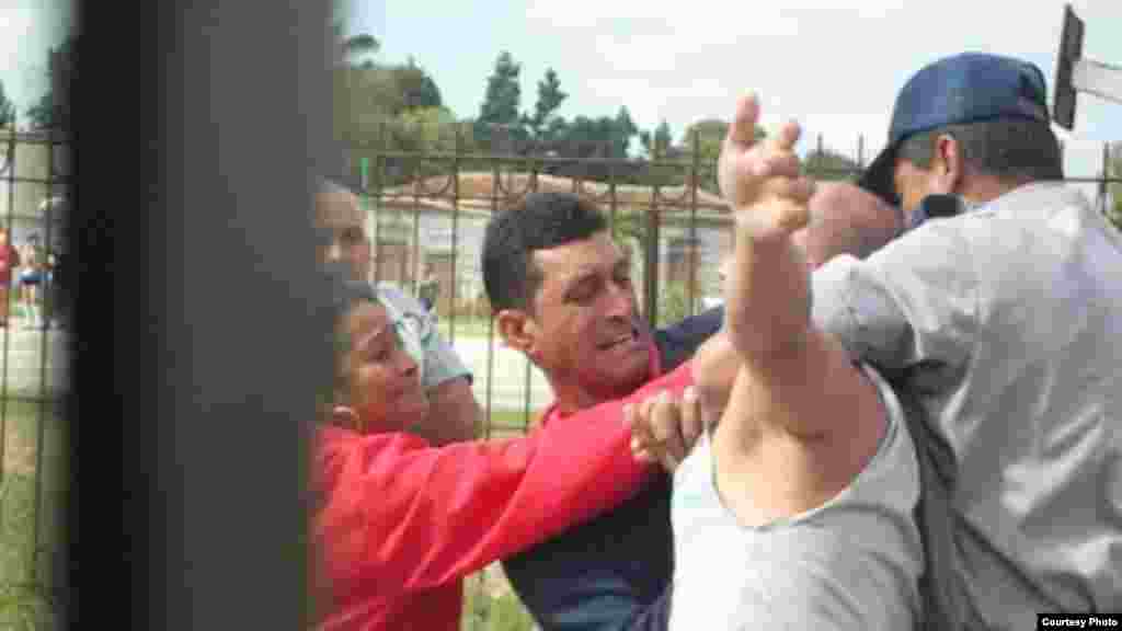 Arresto del opositor Jorge V&aacute;zquez Chaviano (con camiseta gris) cuando se dispon&iacute;a a salir a las calles de Sagua La Grande a realizar una marcha el pasado dia 3 de diciembre para reclamar la libertad del preso pol&iacute;tico Enrique Esteban Prieto Acosta