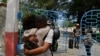 Uno de los indultados abraza a un familiar a la salida del centro penitenciario La Lima, el 3 de abril de 2026. (REUTERS/Norlys Perez)