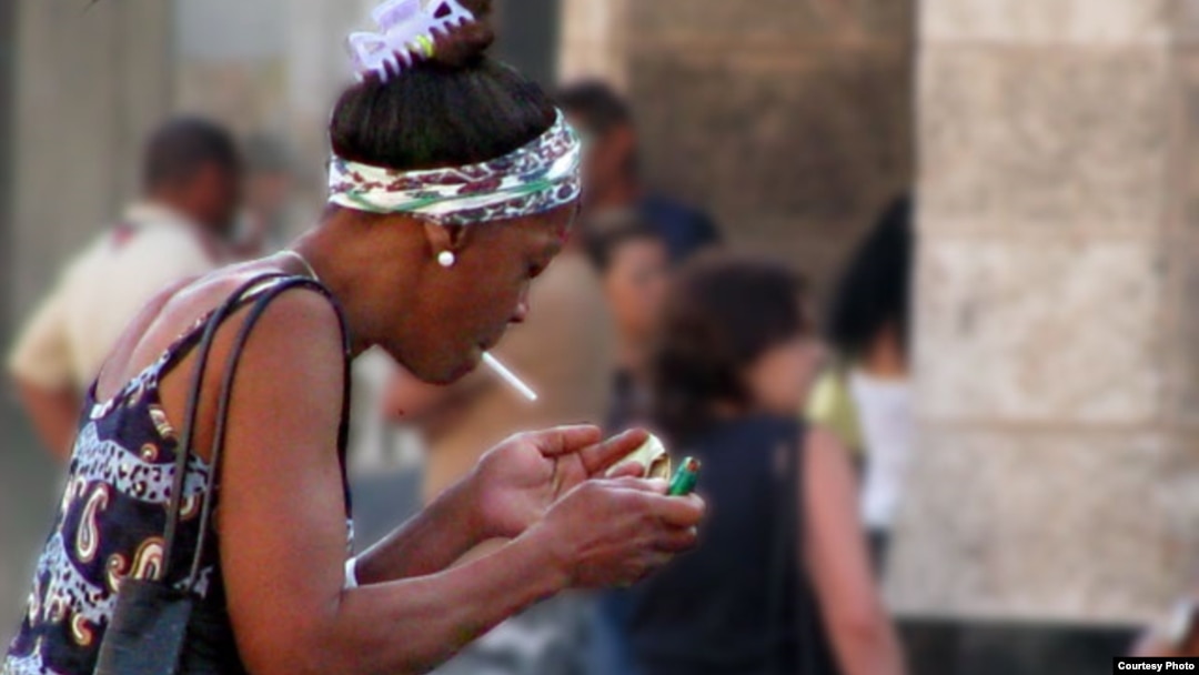 Cubana fumando cigarros
