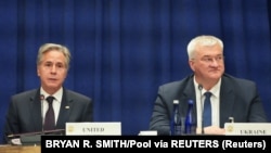 El secretario de Estado Blinken, con el ministro de Asuntos Exteriores de Ucrania Sybiha, en reunión ministerial del G7+ sobre el apoyo al sector energético de Ucrania en Nueva York, el 23 de septiembre de 2024. BRYAN R. SMITH/Pool vía REUTERS