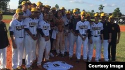 Maritza Fernández, madre del fallecido lanzador de Grande Ligas José Fernández, nombrada madrina de honor del equipo de béisbol de la escuela secundaria Miami Sunset Senior High.