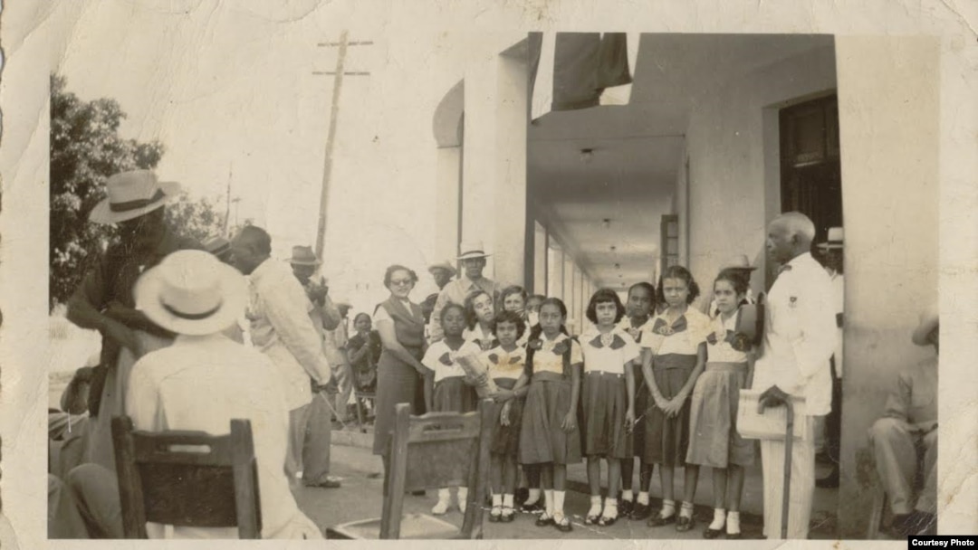 24/febrero/1952. La maestra Carmen Córdoba y un grupo de alumnas de la Escuela Pública No. 126 Ramón Rosaínz en el Hogar del Veterano, en San Miguel y Agustina, en 10 de Octubre. Además de conversar con viejos mambises, le obsequiamos una caja de tabacos. Yo soy la del chalequito, en la fila delantera, la tercera de izquierda a derecha.