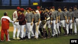 Peloteros cubanos y estadounidenses se saludan antes de un juego en el estadio Latinoamericano en La Habana (Cuba) en 2008.