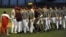 Peloteros cubanos y estadounidenses se saludan antes de un juego en el estadio Latinoamericano en La Habana (Cuba) en 2008.
