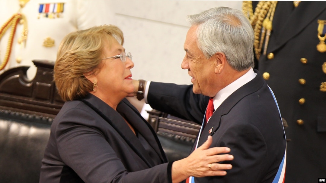La mandataria chilena Michelle Bachelet junto a su antecesor Sebastián Piñera, en marzo de 2014.