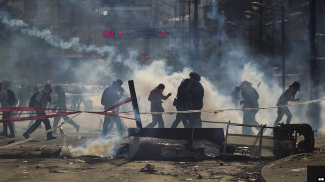 Un grupo de manifestantes se defiende de la policía durante una protesta (Archivo)