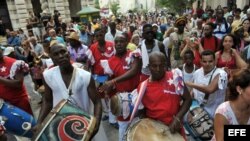 Decenas de personas participan en el Cabildo del Día de Reyes, en La Habana, Cuba.