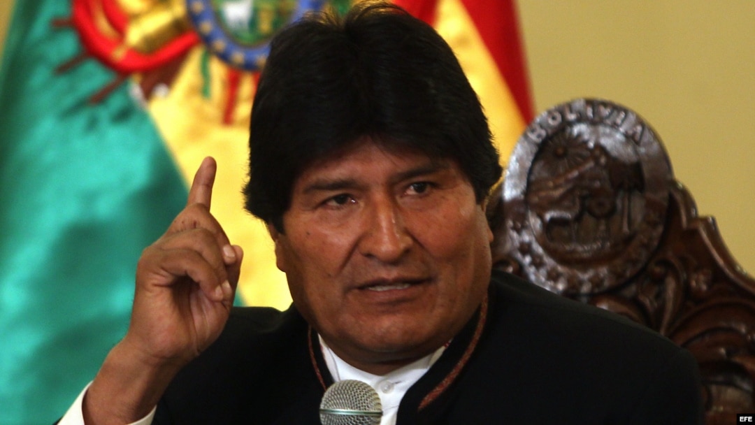 El presidente de Bolivia, Evo Morales, habla a la prensa antes del referendo sobre su reelección.