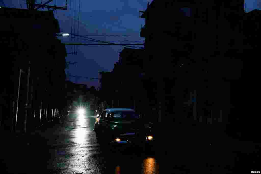 Un automóvil clásico circula mientras la red eléctrica nacional de Cuba colapsaba nuevamente el lunes —mientras el gobierno intentaba restablecer el suministro tras un apagón general ocurrido el domingo— en La Habana, Cuba, el 3 de agosto de 2026. REUTERS/Norlys Perez