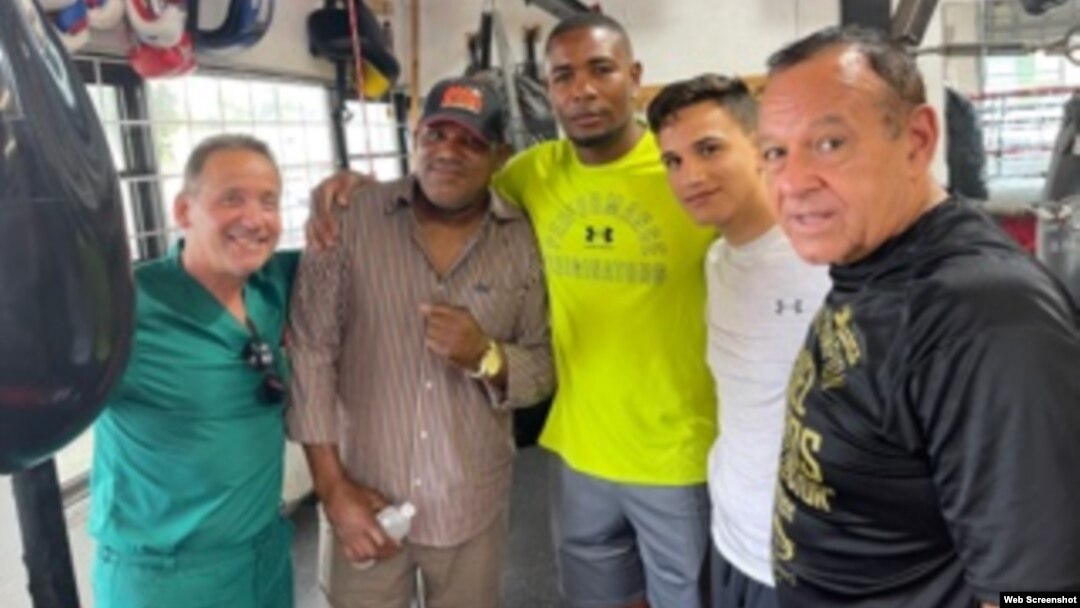 Dorticós en el gimnasio de Pedro Roque en Miami. De izquierda a derecha el doctor Osvaldo Nordelo, el entrenador Ramón Garbey, Dorticós, el invicto cubano Eduardo Pérez y Peter Roque. Foto ENG, OCB.