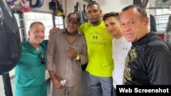 Dorticós en el gimnasio de Pedro Roque en Miami. De izquierda a derecha el doctor Osvaldo Nordelo, el entrenador Ramón Garbey, Dorticós, el invicto cubano Eduardo Pérez y Peter Roque. Foto ENG, OCB.