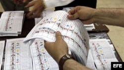 Funcionarios realizan el conteo de papeletas hoy, jueves 24 de mayo de 2012