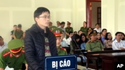 El activista Nguyen Viet Dung en un proceso judicial en Nghe An, Vietnam, el 12 de abril de 2018. (Bich Hue/ Vietnam News Agency via AP).