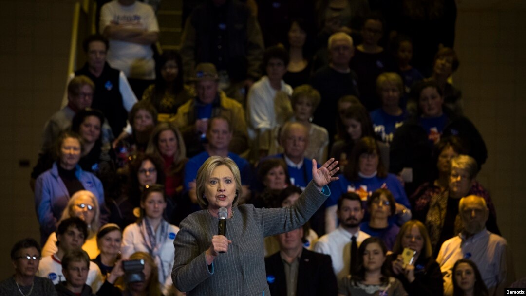 Hillary Clinton recibió la información siendo la jefa de la diplomacia estadounidense, a través de su amigo el analista de Inteligencia Sid Blumenthal.