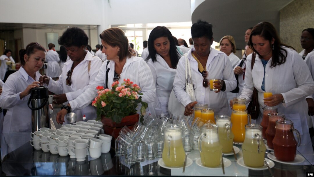 BRA01. BRASILIA (BRASIL), 26/08/2013.- Un grupo de médicos extranjeros participa hoy, lunes 26 de agosto de 2013, en un entrenamiento en la Universidad de Brasilia (Brasil), para poder empezar a trabajar en sanidad pública en este país. El Gobierno Brasil