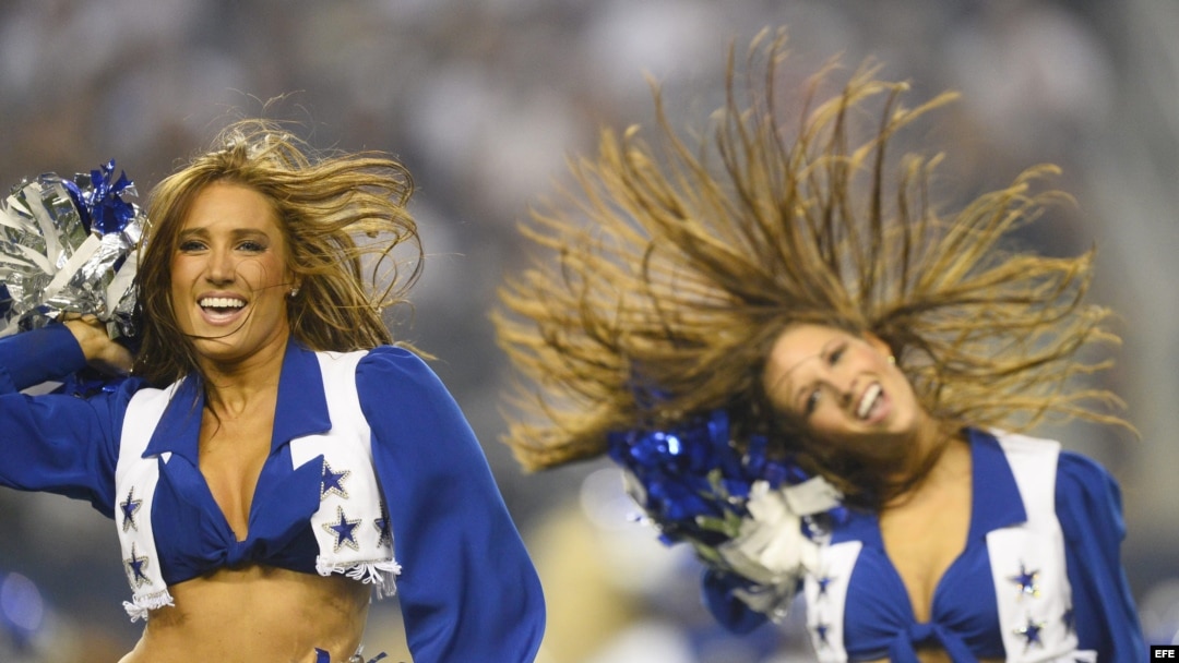 Dos de las "cheerleaders" del equipo Cowboys de Dallas, en el juego inaugural de la serie 2013-2014. 