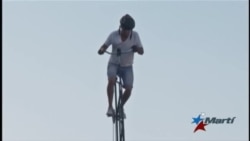 Cubano intenta romper récord de montar la bicicleta más alta del mundo