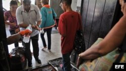 Viajeros pasan por un control sanitario en la Terminal de Ómnibus Nacionales en La Habana tras el brote de cólera. 