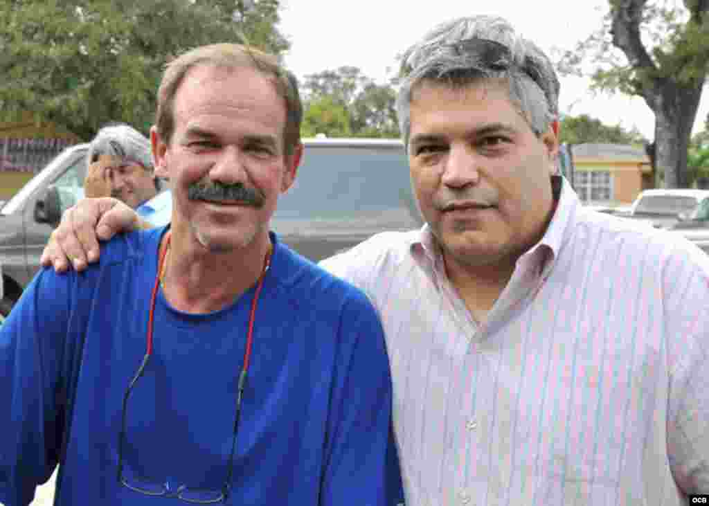 El camar&oacute;grafo Ren&eacute; L&oacute;pez y el periodista Alvaro Alba. 