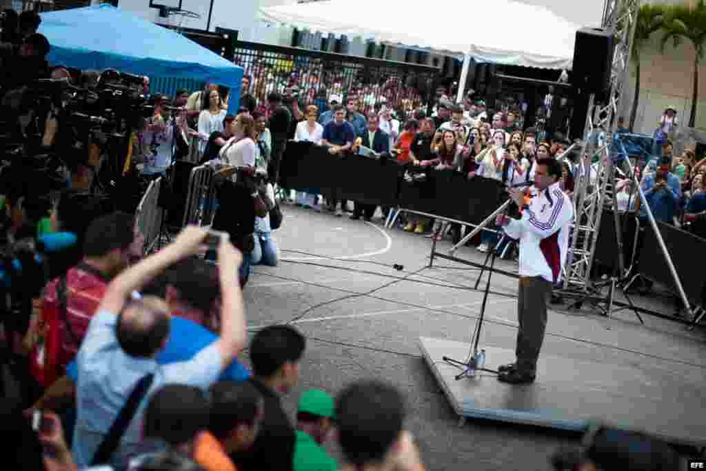  El candidato presidencial venezolano de la oposición, Henrique Capriles, da una rueda de prensa luego de votar hoy, domingo 14 de abril de 2013, en Caracas (Venezuela). 